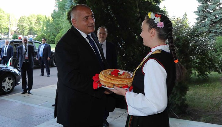 Защо Бойко пропусна този фин жест - да набута залък от погачата в устата на момата