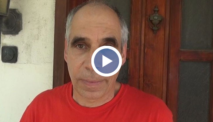 Момчето започва да налага с кози крак животното, за да пусне детето