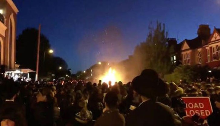 Инцидентът е станал по време на еврейския празник Лаг БаОмер, на който традиционно се палят огньове