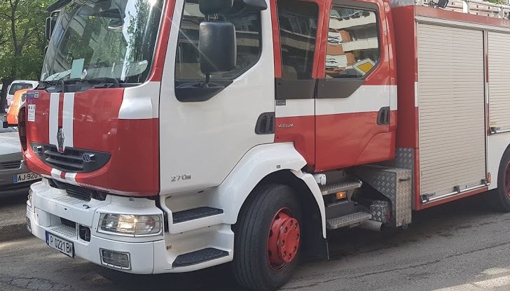 Пожарът се е разпрострял на площ от 1000 кв. метра