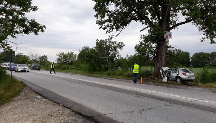 Около час спасителни екипи рязаха ламарините, за да извадят тялото на загиналата