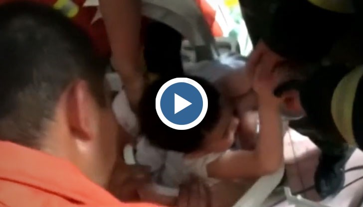 Осем пожарникари вадиха дете от пералня в Китай