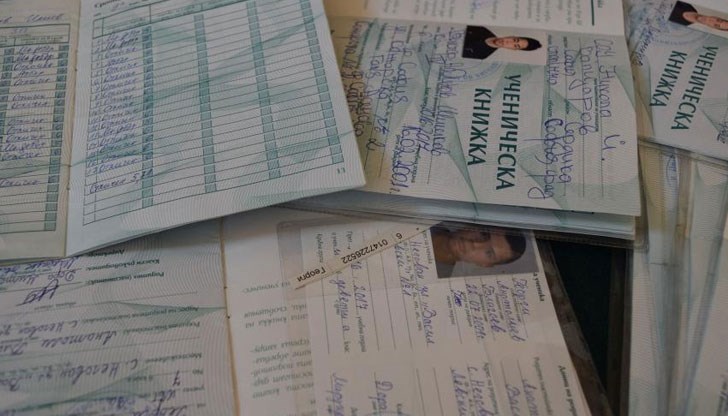 Събират парите, без да питат родителите, други ходят във възрожденски класни стаи или четат Рибния буквар Събират парите, без да питат родителите, други ходят във възрожденски класни стаи или четат Рибния буквар