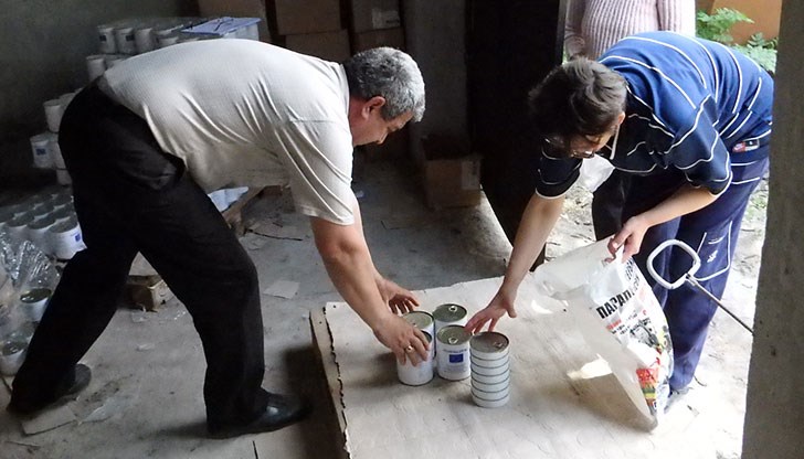 Нуждаещите бяха зарадвани с лютеница, доматено пюре, рибни консерви, пчелен мед, грах, леща и бисквити