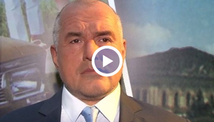 Премиерът стои рамо до рамо с Владимир Путин и Доналд Тръмп