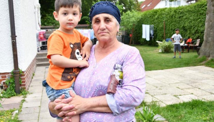 Жената посегнала да даде бонбон на внучето си, но след секунди бе обкръжена от цяла тумба полицаи