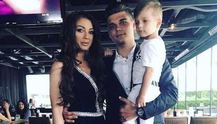 Певицата е силно развълнувана от завършването на първородния си син и затова не се сдържа да сподели своето щастие