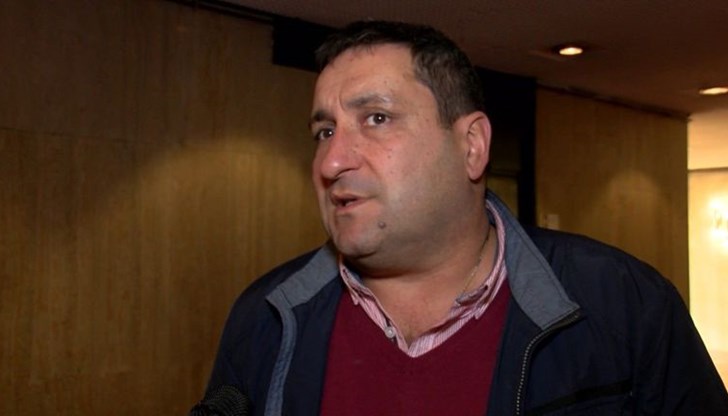 Актьорът посреща своя рожден ден в работна среда Актьорът посреща своя рожден ден в работна среда