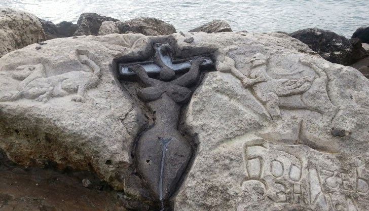 Каменоделец любител вае статуи от камъни край морето