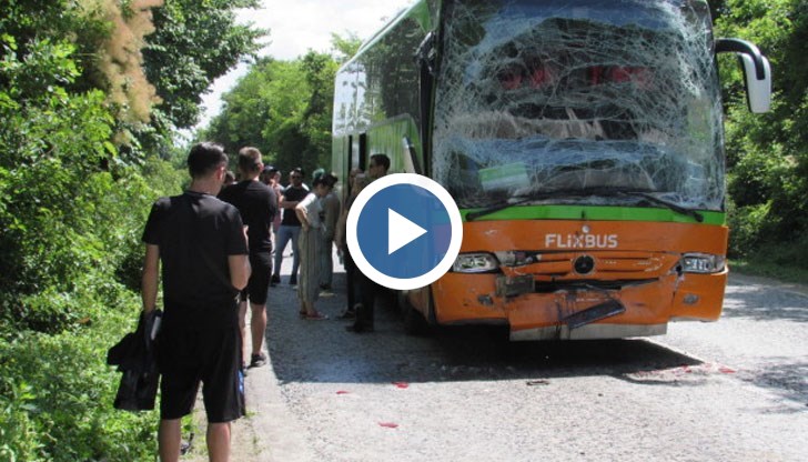 Лек автомобил "Мазда" спира на вдигната "стоп" палка от работниците по трасето, но автобусите не успяват да спрат навреме