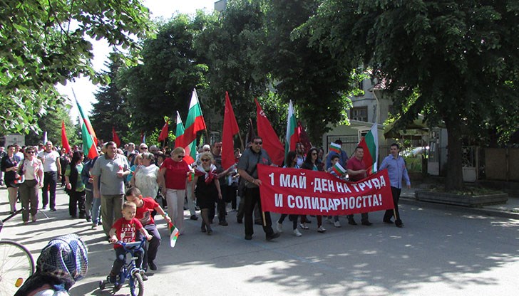 През целия път шествието беше съпровождано от аплодисментите на множество русенци