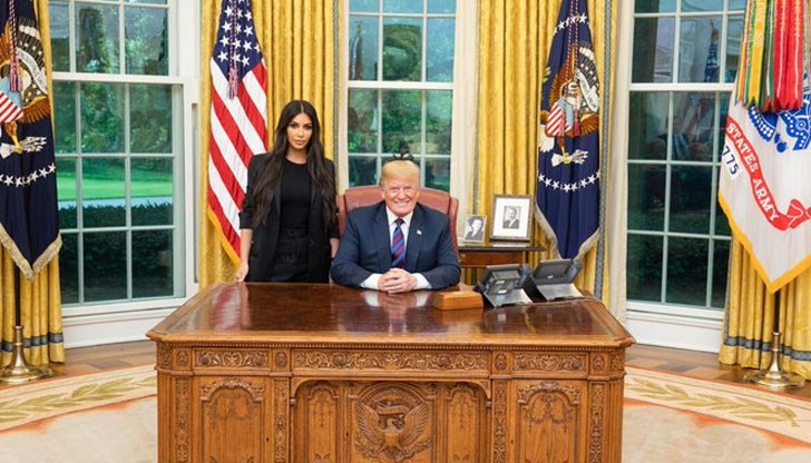 Риалити звездата Ким Кардашиян се срещна с Доналд Тръмп, за да му отправи специална молба Риалити звездата Ким Кардашиян се срещна с Доналд Тръмп, за да му отправи специална молба