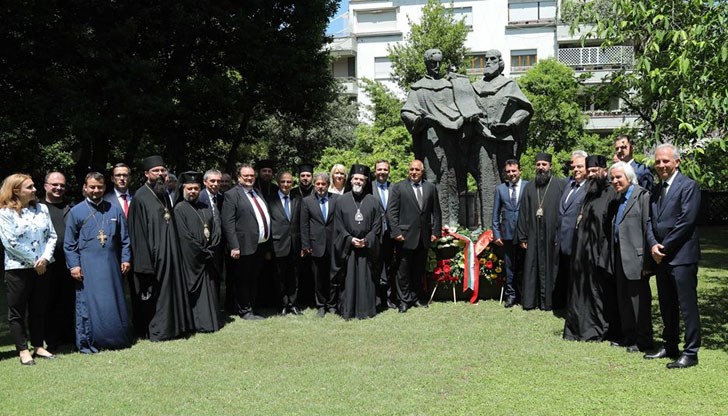 Премиерът поднесе цветя и на паметника на патриарха на българската литература Иван Вазов