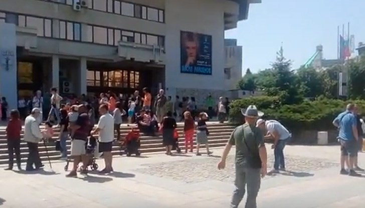 Центърът се напълни с деца, стари и млади, усмивки и весела глъч се носеха навсякъде