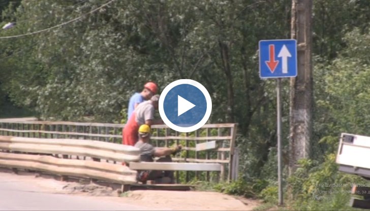 Мостът е строен преди около век и досега не е ремонтиран основно