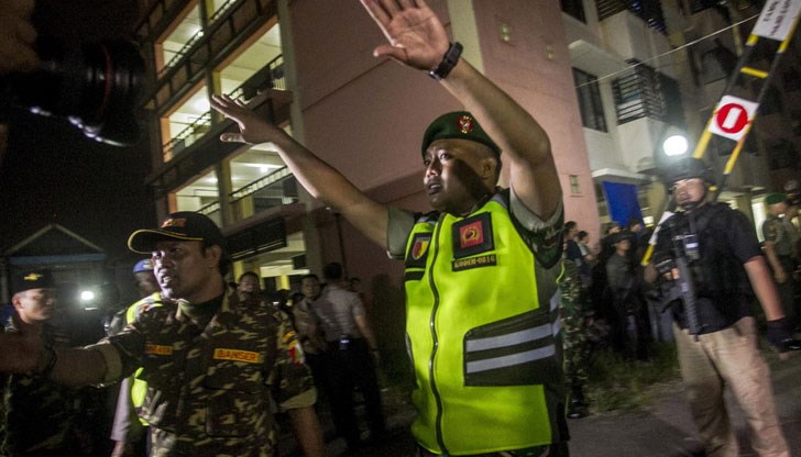 Кола бомба избухна пред полицейски участък в Индонезия