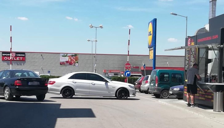 Вярно, че не беше спрял на местата за инвалиди, сигурно защото бяха заети