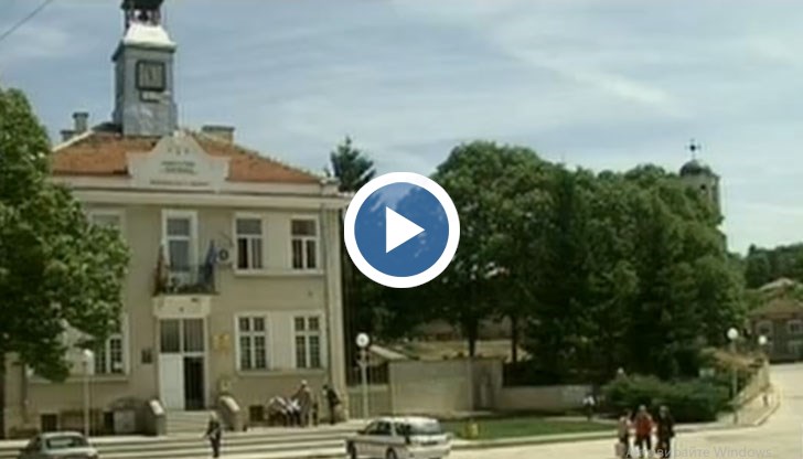 Училището е закрито още през 1999 година, но това не спира настоятелството да дарява средства