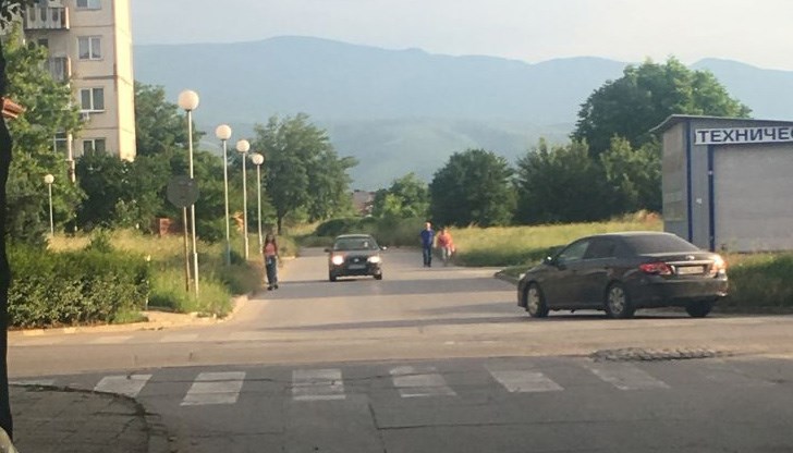 20-те метра, които трябва да измине жената с детето си, се оказват опасни за живота им