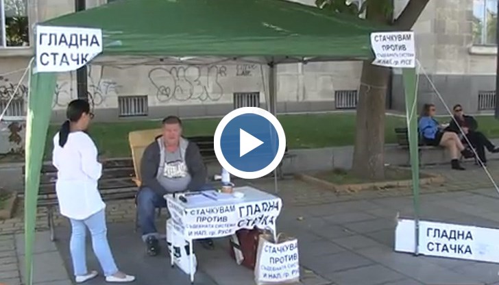 Мъжът е опънал шатрата си точно пред сградата на съда