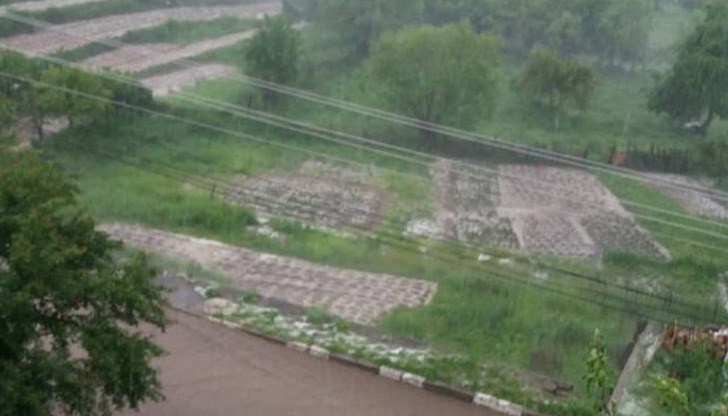 10 см ледена покривка се натрупала на платното за село Любча