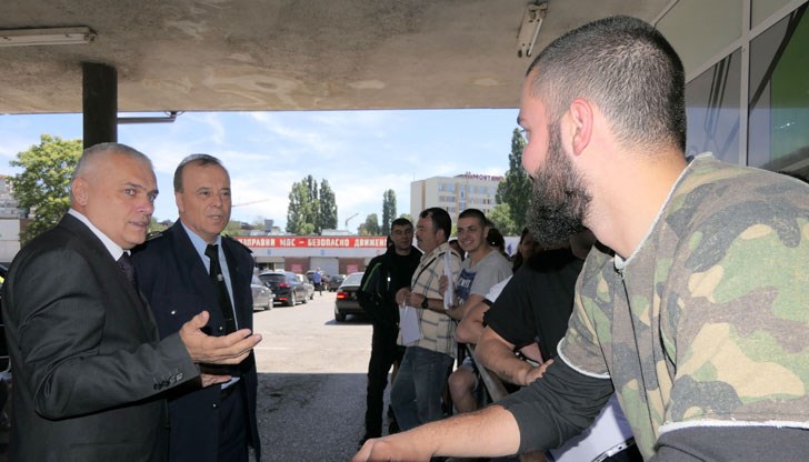 Граждани се оплакали от бавно обслужване