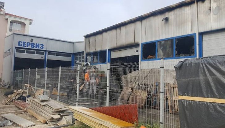 Огънят обхванал и залепена за магазина къща