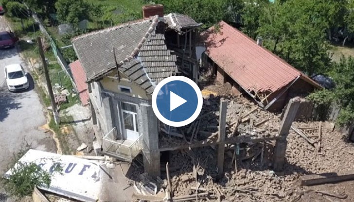 Багери разчистват отломките от съборените къщи, за да търсят друго тяло