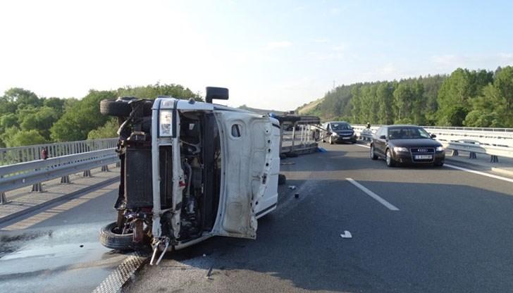 Инцидентът е станал преди час на Лот 2 на АМ „Струма”, в посока Дупница