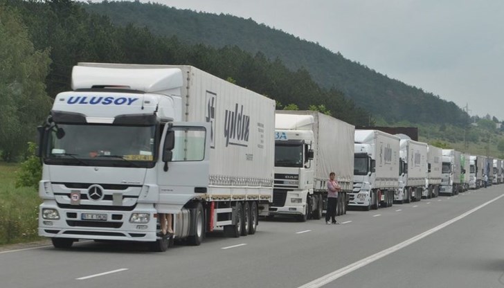 Редица забрани и ограничения пречат на движението по пътищата и днес.