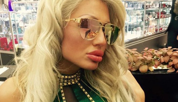 Бандити откраднали чантата на плеймейтката Бандити откраднали чантата на плеймейтката