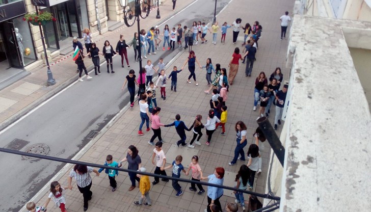 Ученици и учители се включиха в инициативата на Министерството на образованието и науката „Розите на България”