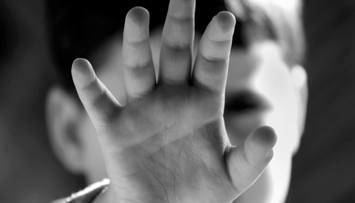 Господинът удари Марин с два шамара. Всички пищят в стаята и той затова ги удря Господинът удари Марин с два шамара. Всички пищят в стаята и той затова ги удря