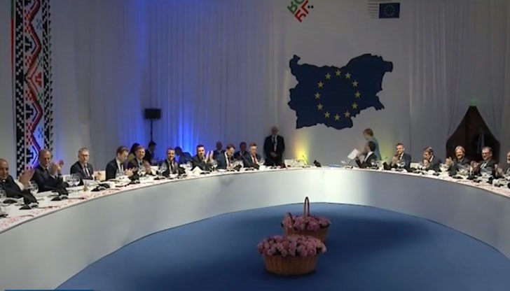 Лидерите на 28-те държави от ЕС сядат на масата за преговори