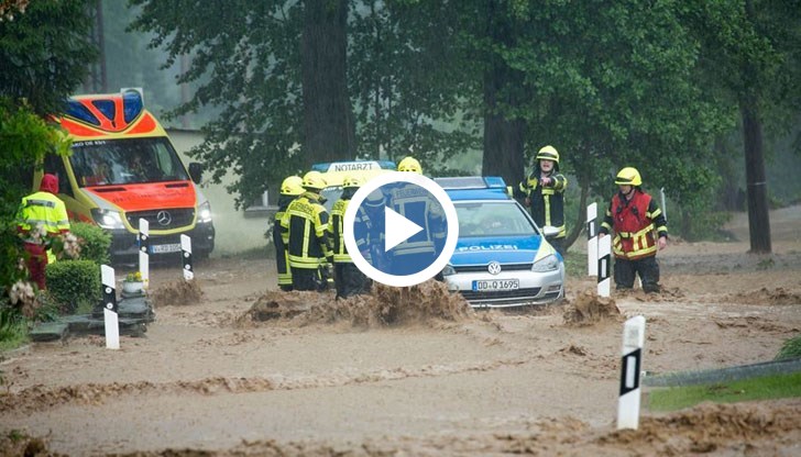 Жена е в критично състояние, след като е ударена от мълния