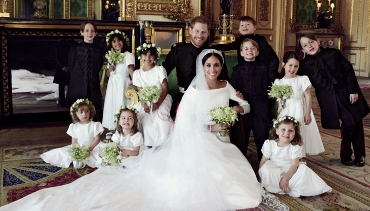 Фотосите са дело на известния моден и портретен фотограф Алекси Любомирски