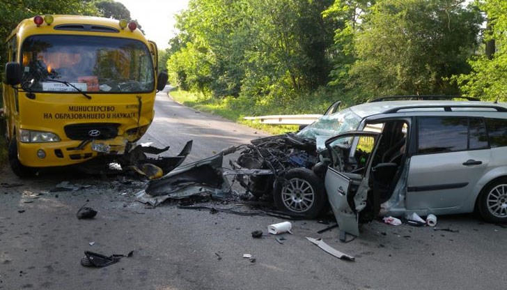 Училищен автобус и автомобил се удариха тази сутрин на пътя Кубрат - Завет