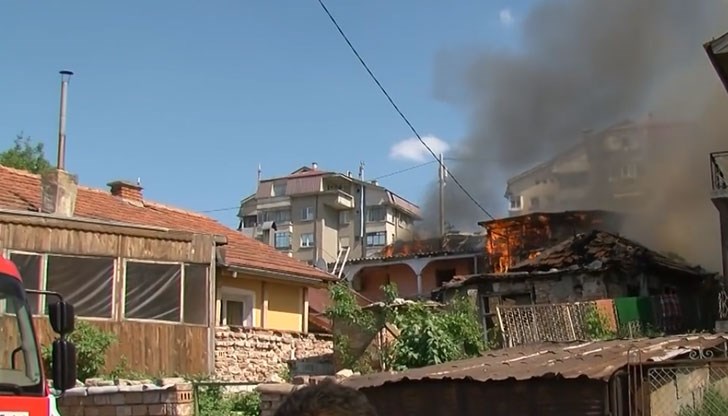 Пламъците са засегнали три къщи на улица "Йосиф Дайнелов"