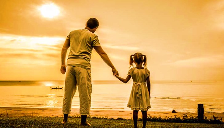 Виж я само колко е красива, принцесата на татко! Виж я само колко е красива, принцесата на татко!