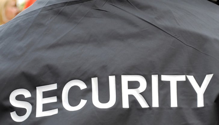Полицаи разследват случай на хулиганство, извършено от служител на частна охранителна фирма Полицаи разследват случай на хулиганство, извършено от служител на частна охранителна фирма