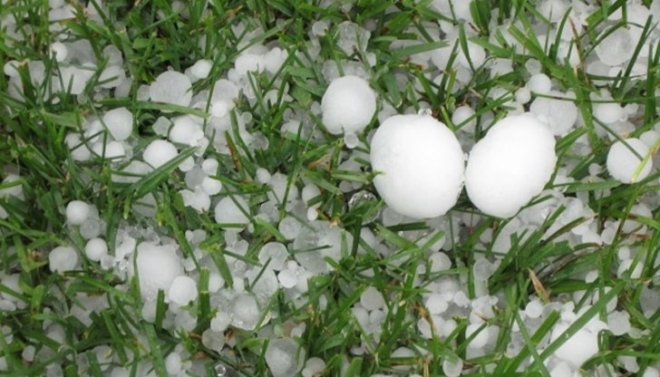 Министър Порожанов заяви, че Агенцията за борба с градушките много активно обстрелва облаците и в много случаи пораженията са минимизирани