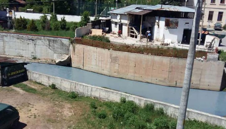 От няколко дни река Ерма в района на Трън е силно замърсена