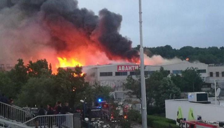 Пламъците са обхванали сграда близо до болница "Надежда"