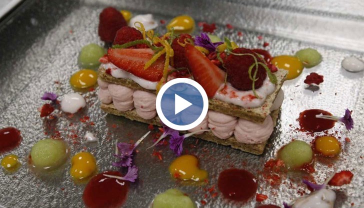 Модерна версия на шопска салата, предястие от изцяло български продукти, биволски стек за основно и плодова пита с ядливи цветя