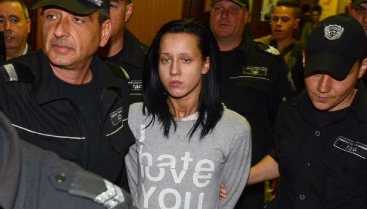 Надрусаната шофьорка наруши гаранцията си като разби носа на студентка Надрусаната шофьорка наруши гаранцията си като разби носа на студентка