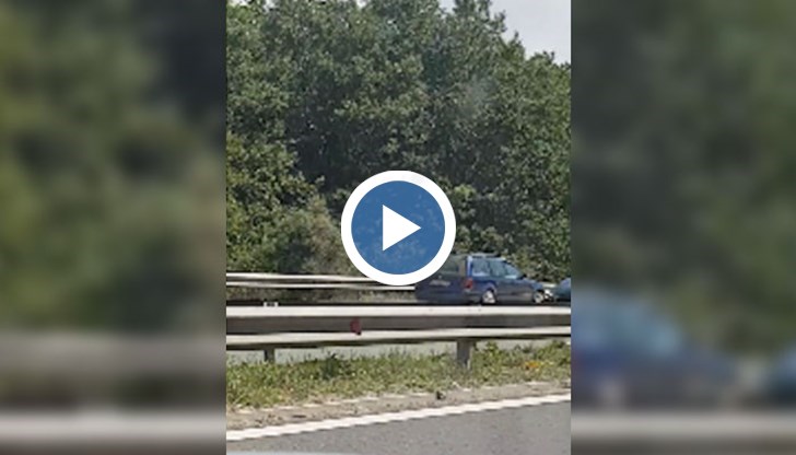 В автомобила пътуват две жени и дете на 3-4 години