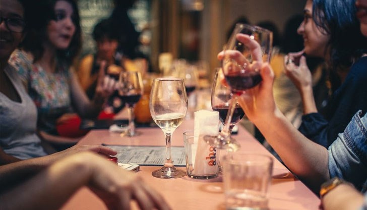 Този алкохол увеличава риска от деменция и причинява възпаление, което от своя страна може да доведе до рак, депресия и сърдечно-съдови заболявания и уврежда кожата ни