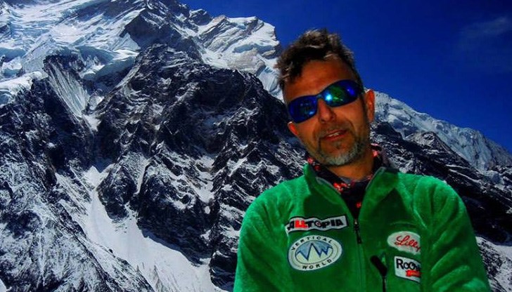 Двата хеликоптера, които също участват в издирването, в момента презареждат с гориво. Двата хеликоптера, които също участват в издирването, в момента презареждат с гориво.