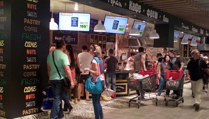 Изнервени клиенти "висяха" на щандовете, някои си тръгнаха с празни ръце