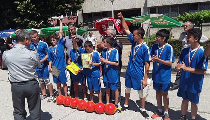 Победителят - отборът от СУ "Св. Паисий Хилендарски" в град Сливо поле, ще участва в републиканското първенство